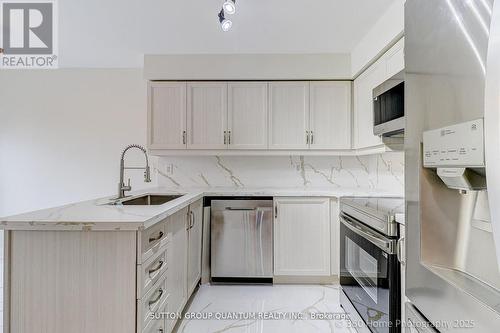 3246 Fanleaf Drive, Mississauga, ON - Indoor Photo Showing Kitchen