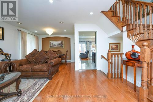 113 Seclusion Crescent, Brampton, ON - Indoor Photo Showing Living Room