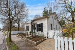 132 WATERLOO STREET N  Cambridge, ON N3H 1M8