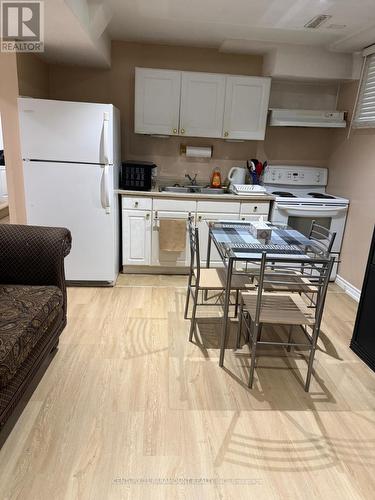 7275 Village Walk, Mississauga, ON - Indoor Photo Showing Kitchen With Double Sink