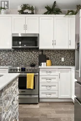10 - 2848 King Street, Lincoln, ON - Indoor Photo Showing Kitchen With Upgraded Kitchen