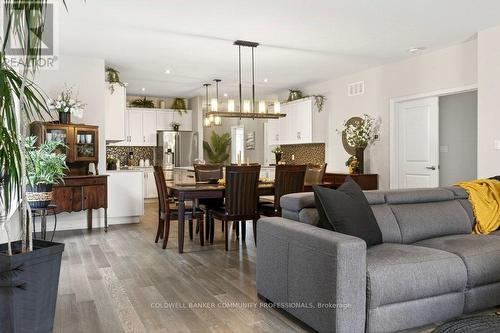 10 - 2848 King Street, Lincoln, ON - Indoor Photo Showing Living Room