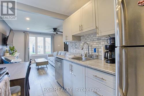 352 Fairfield Avenue, Hamilton, ON - Indoor Photo Showing Kitchen With Upgraded Kitchen