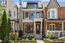 72 MONTROSE AVENUE Toronto, ON M6J 2T7