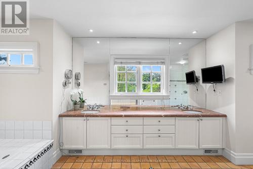 25 Strathgowan Crescent, Toronto, ON - Indoor Photo Showing Bathroom