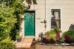 95 1/2 FULLER AVENUE Toronto, ON M6R 2C4