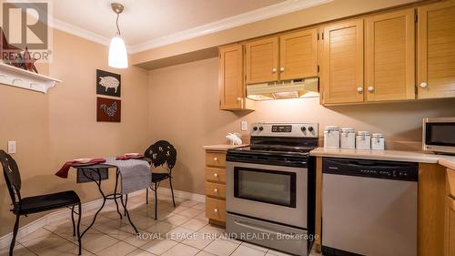 904 - 695 Richmond Street, London East (East F), ON - Indoor Photo Showing Kitchen
