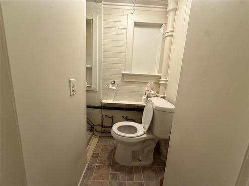 908 Manitoba Avenue, Winnipeg, MB - Indoor Photo Showing Bathroom