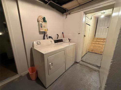 908 Manitoba Avenue, Winnipeg, MB - Indoor Photo Showing Laundry Room