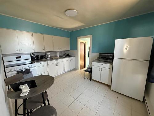 908 Manitoba Avenue, Winnipeg, MB - Indoor Photo Showing Kitchen