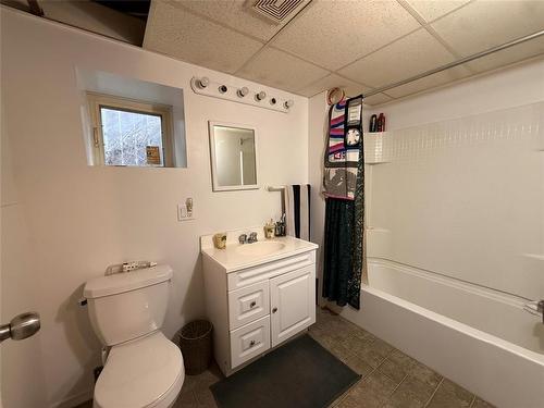908 Manitoba Avenue, Winnipeg, MB - Indoor Photo Showing Bathroom