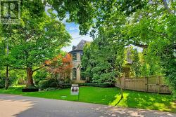 10 BLYTH DALE ROAD Toronto, ON M2N 3M2