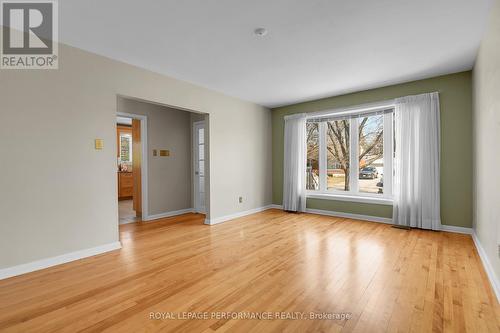 Natural lighting floods the living area - 1582 Digby Street, Ottawa, ON - Indoor