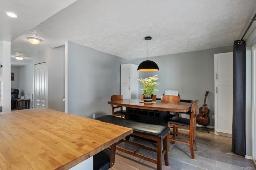 B-2425 1St St, Courtenay, BC - Indoor Photo Showing Dining Room