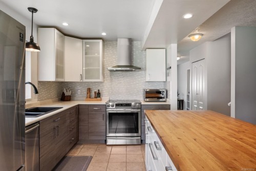 B-2425 1St St, Courtenay, BC - Indoor Photo Showing Kitchen With Double Sink With Upgraded Kitchen