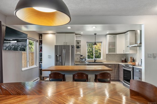 B-2425 1St St, Courtenay, BC - Indoor Photo Showing Kitchen With Upgraded Kitchen