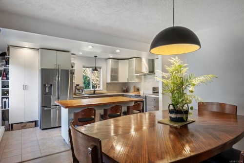 B-2425 1St St, Courtenay, BC - Indoor