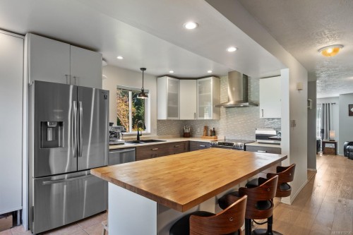 B-2425 1St St, Courtenay, BC - Indoor Photo Showing Kitchen With Upgraded Kitchen