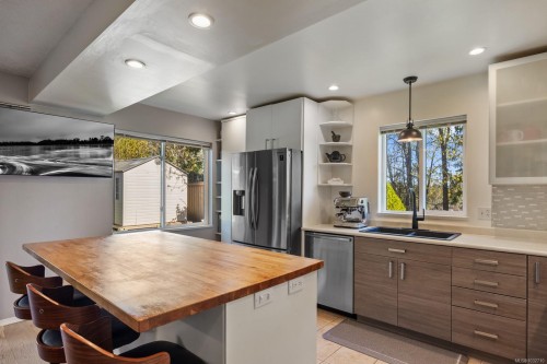 B-2425 1St St, Courtenay, BC - Indoor Photo Showing Kitchen With Double Sink