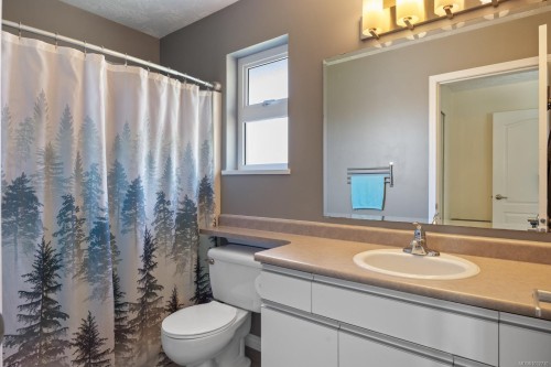 B-2425 1St St, Courtenay, BC - Indoor Photo Showing Bathroom