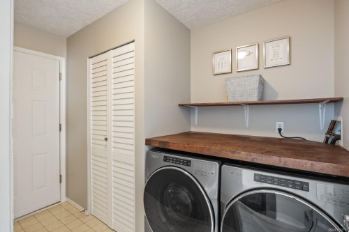 B-2425 1St St, Courtenay, BC - Indoor Photo Showing Laundry Room