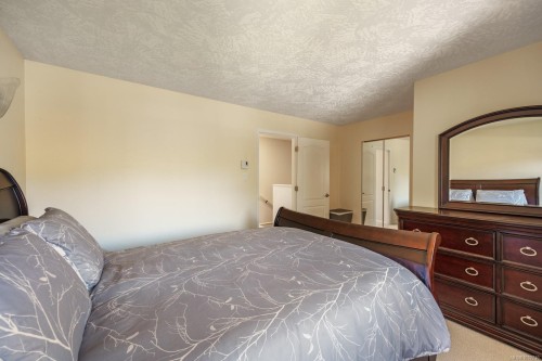 B-2425 1St St, Courtenay, BC - Indoor Photo Showing Bedroom