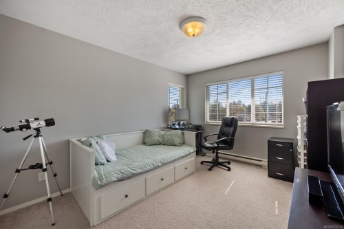 B-2425 1St St, Courtenay, BC - Indoor Photo Showing Bedroom
