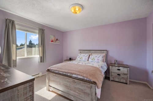 B-2425 1St St, Courtenay, BC - Indoor Photo Showing Bedroom