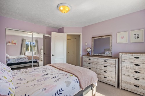 B-2425 1St St, Courtenay, BC - Indoor Photo Showing Bedroom