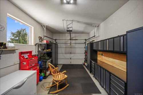 B-2425 1St St, Courtenay, BC - Indoor Photo Showing Garage