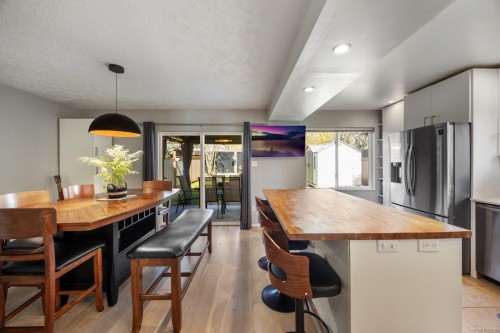 B-2425 1St St, Courtenay, BC - Indoor Photo Showing Dining Room