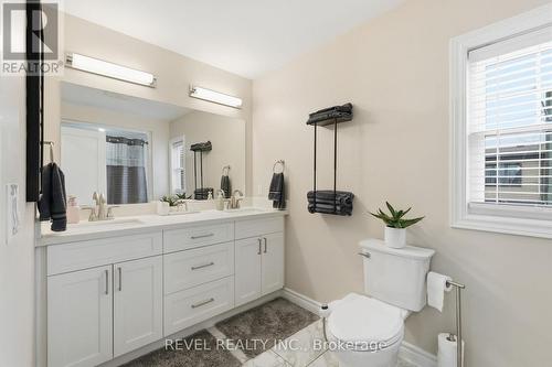Familt 5 pice baths - 109 Ray Street N, Hamilton, ON - Indoor Photo Showing Bathroom