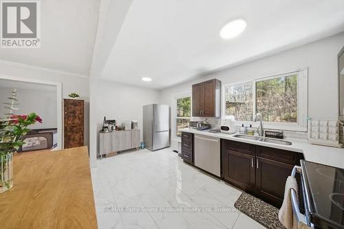 28 Black Road, Seguin, ON - Indoor Photo Showing Kitchen With Double Sink