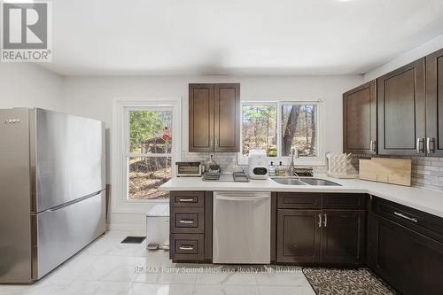 28 Black Road, Seguin, ON - Indoor Photo Showing Kitchen With Double Sink