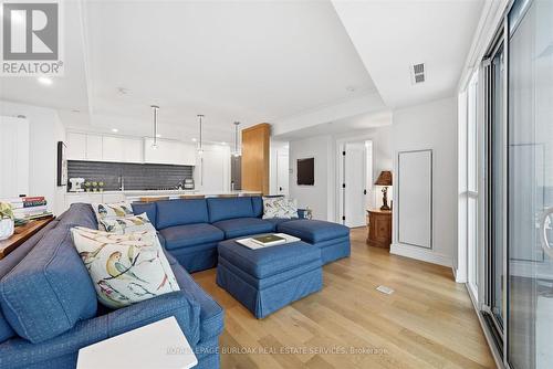 1501 - 2060 Lakeshore Road, Burlington, ON - Indoor Photo Showing Living Room