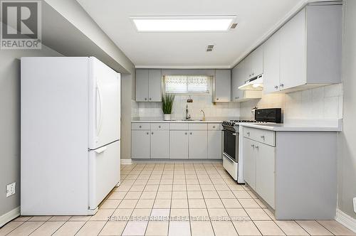 3726 Holden Crescent, Mississauga, ON - Indoor Photo Showing Kitchen