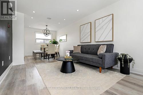 3726 Holden Crescent, Mississauga, ON - Indoor Photo Showing Living Room