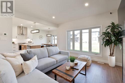 6366 Heathwoods Avenue, London South (South V), ON - Indoor Photo Showing Living Room