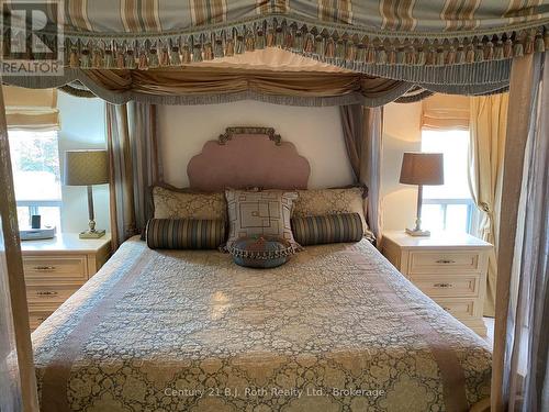 20 Grant Avenue, Tiny, ON - Indoor Photo Showing Bedroom