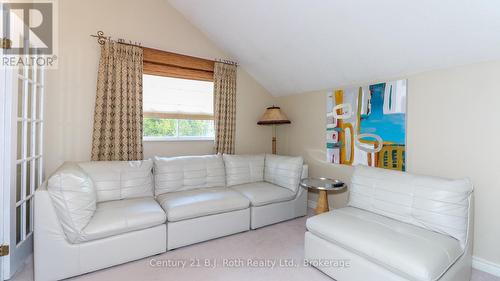 20 Grant Avenue, Tiny, ON - Indoor Photo Showing Living Room