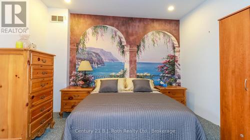 20 Grant Avenue, Tiny, ON - Indoor Photo Showing Bedroom