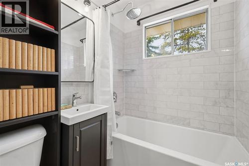 305 Montreal Avenue N, Saskatoon, SK - Indoor Photo Showing Bathroom