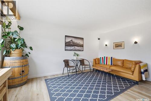305 Montreal Avenue N, Saskatoon, SK - Indoor Photo Showing Living Room