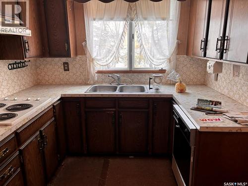 5 Malcolm Place, Saskatoon, SK - Indoor Photo Showing Kitchen With Double Sink