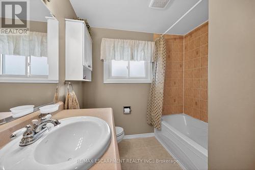 210 Columbia Drive, Hamilton, ON - Indoor Photo Showing Bathroom