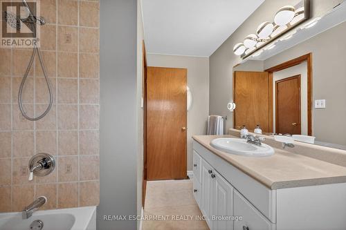210 Columbia Drive, Hamilton, ON - Indoor Photo Showing Bathroom