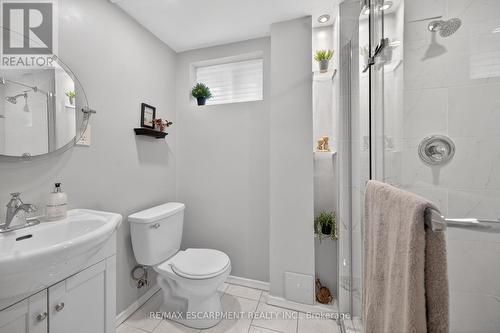 210 Columbia Drive, Hamilton, ON - Indoor Photo Showing Bathroom