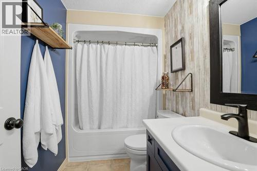 Stylishly updated 4pc bathroom - 42 Fallowfield Drive Unit# 15, Kitchener, ON - Indoor Photo Showing Bathroom