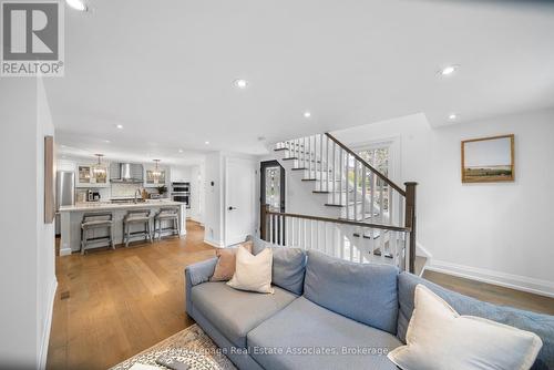 36 Mississauga Road N, Mississauga, ON - Indoor Photo Showing Living Room
