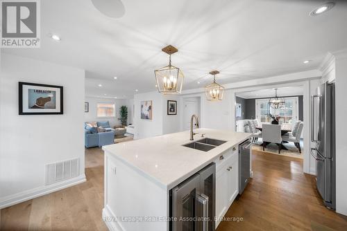 36 Mississauga Road N, Mississauga, ON - Indoor Photo Showing Kitchen With Double Sink With Upgraded Kitchen